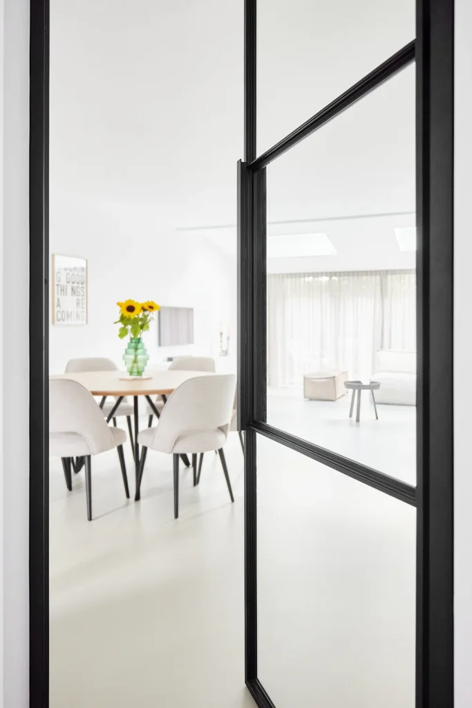 Professionele interieurfotografie van een opgeleverde woonkamer met rustige lichtinval