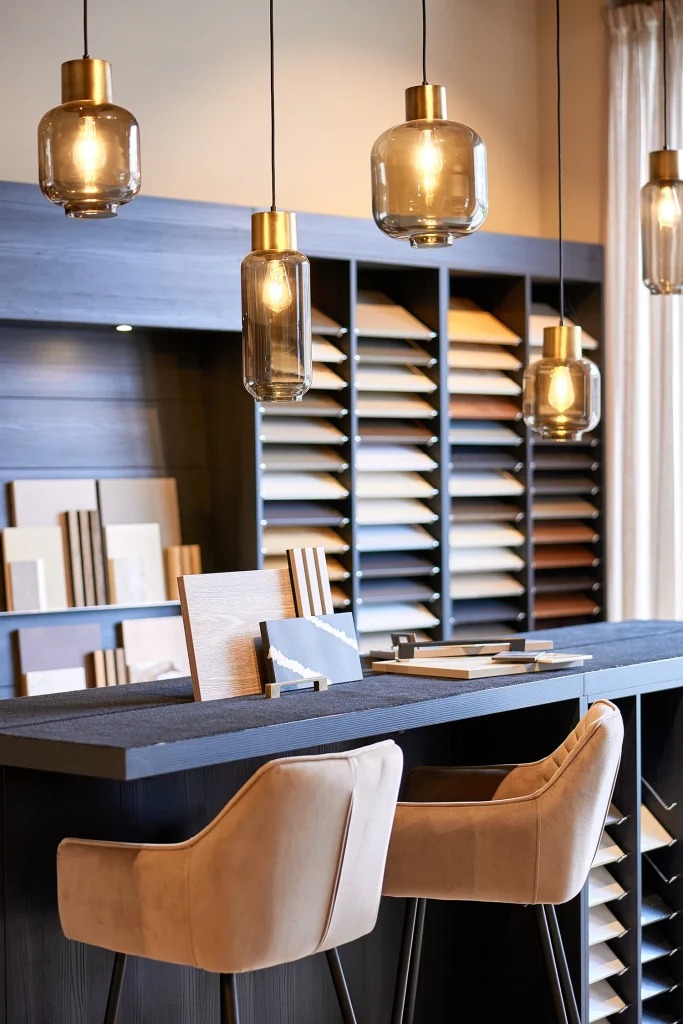 Interieurfotografie van showroom met meubels en warme sfeer